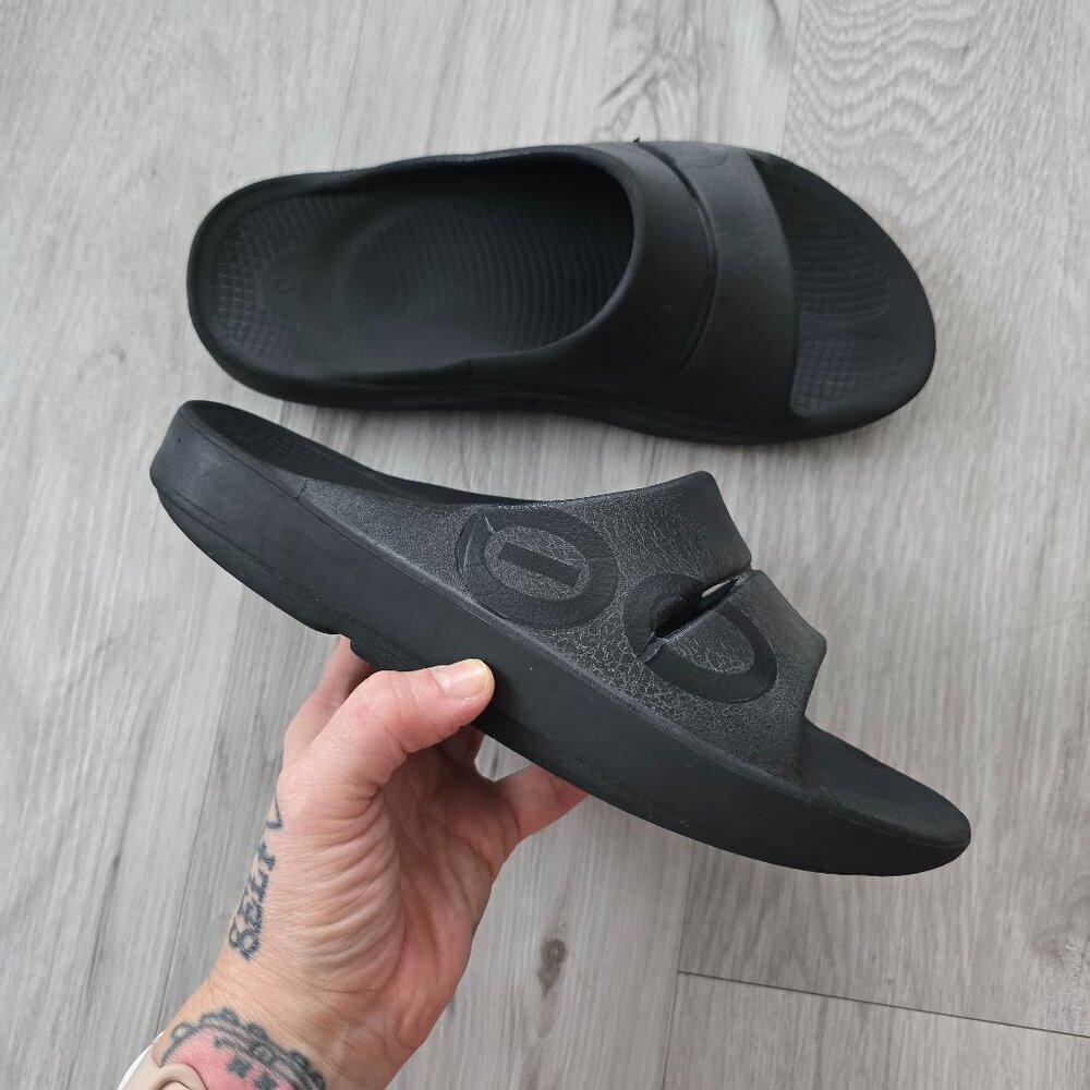 OOFOS | OOah Recovery black monochrome sporty athleisure slides sandals | WMS 8